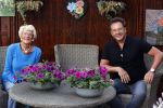 Schagen 11 mei 2020
Gerard Joling bezoekt zijn moeder in haar huis voor moederdag.