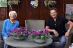 Schagen 11 mei 2020
Gerard Joling bezoekt zijn moeder in haar huis voor moederdag.