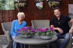 Schagen 11 mei 2020
Gerard Joling bezoekt zijn moeder in haar huis voor moederdag.