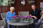 Schagen 11 mei 2020
Gerard Joling bezoekt zijn moeder in haar huis voor moederdag.