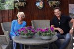 Schagen 11 mei 2020
Gerard Joling bezoekt zijn moeder in haar huis voor moederdag.