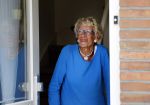 Schagen 11 mei 2020
Gerard Joling bezoekt zijn moeder in haar huis voor moederdag.
