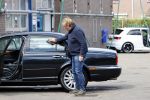 Castricum 11 mei 2020
Henny Huisman is zijn auto ( jaguar) aan het poetsen.