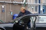 Castricum 11 mei 2020
Henny Huisman is zijn auto ( jaguar) aan het poetsen.