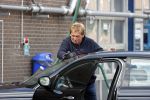 Castricum 11 mei 2020
Henny Huisman is zijn auto ( jaguar) aan het poetsen.