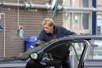 Castricum 11 mei 2020
Henny Huisman is zijn auto ( jaguar) aan het poetsen.