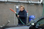 Castricum 11 mei 2020
Henny Huisman is zijn auto ( jaguar) aan het poetsen.