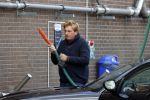 Castricum 11 mei 2020
Henny Huisman is zijn auto ( jaguar) aan het poetsen.