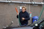Castricum 11 mei 2020
Henny Huisman is zijn auto ( jaguar) aan het poetsen.