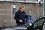 Castricum 11 mei 2020
Henny Huisman is zijn auto ( jaguar) aan het poetsen.