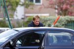 Castricum 11 mei 2020
Henny Huisman is zijn auto ( jaguar) aan het poetsen.