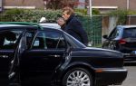 Castricum 11 mei 2020
Henny Huisman is zijn auto ( jaguar) aan het poetsen.