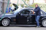 Castricum 11 mei 2020
Henny Huisman is zijn auto ( jaguar) aan het poetsen.