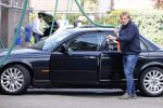 Castricum 11 mei 2020
Henny Huisman is zijn auto ( jaguar) aan het poetsen.