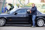 Castricum 11 mei 2020
Henny Huisman is zijn auto ( jaguar) aan het poetsen.