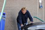 Castricum 11 mei 2020
Henny Huisman is zijn auto ( jaguar) aan het poetsen.