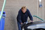 Castricum 11 mei 2020
Henny Huisman is zijn auto ( jaguar) aan het poetsen.