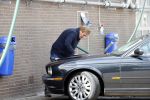 Castricum 11 mei 2020
Henny Huisman is zijn auto ( jaguar) aan het poetsen.