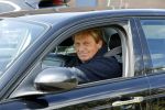 Castricum 11 mei 2020
Henny Huisman is zijn auto ( jaguar) aan het poetsen.