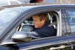 Castricum 11 mei 2020
Henny Huisman is zijn auto ( jaguar) aan het poetsen.