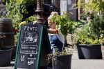 Amsterdam 6 mei 2020
Jennifer Hofman werkt parttime in het restaurant van haar vriend