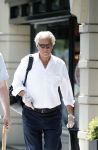 Amsterdam 25 mei 2020
Jeroen Krabbe doet boodschappen in zijn biro / karretje