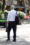 Amsterdam 25 mei 2020
Jeroen Krabbe doet boodschappen in zijn biro / karretje