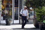 Amsterdam 25 mei 2020
Jeroen Krabbe doet boodschappen in zijn biro / karretje