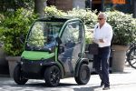 Amsterdam 25 mei 2020
Jeroen Krabbe doet boodschappen in zijn biro / karretje