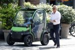 Amsterdam 25 mei 2020
Jeroen Krabbe doet boodschappen in zijn biro / karretje