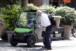Amsterdam 25 mei 2020
Jeroen Krabbe doet boodschappen in zijn biro / karretje