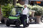 Amsterdam 25 mei 2020
Jeroen Krabbe doet boodschappen in zijn biro / karretje