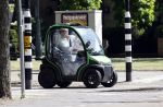 Amsterdam 25 mei 2020
Jeroen Krabbe doet boodschappen in zijn biro / karretje