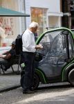 Amsterdam 25 mei 2020
Jeroen Krabbe doet boodschappen in zijn biro / karretje