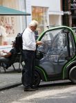 Amsterdam 25 mei 2020
Jeroen Krabbe doet boodschappen in zijn biro / karretje