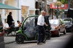 Amsterdam 25 mei 2020
Jeroen Krabbe doet boodschappen in zijn biro / karretje
