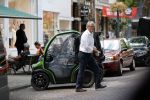 Amsterdam 25 mei 2020
Jeroen Krabbe doet boodschappen in zijn biro / karretje