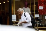 Amsterdam 25 mei 2020
Jeroen Krabbe doet boodschappen in zijn biro / karretje