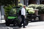 Amsterdam 25 mei 2020
Jeroen Krabbe doet boodschappen in zijn biro / karretje