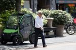 Amsterdam 25 mei 2020
Jeroen Krabbe doet boodschappen in zijn biro / karretje