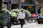 Amsterdam 25 mei 2020
Jeroen Krabbe doet boodschappen in zijn biro / karretje