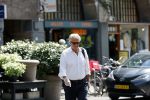 Amsterdam 25 mei 2020
Jeroen Krabbe doet boodschappen in zijn biro / karretje