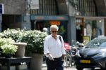 Amsterdam 25 mei 2020
Jeroen Krabbe doet boodschappen in zijn biro / karretje