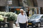 Amsterdam 25 mei 2020
Jeroen Krabbe doet boodschappen in zijn biro / karretje