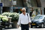 Amsterdam 25 mei 2020
Jeroen Krabbe doet boodschappen in zijn biro / karretje