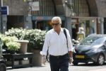 Amsterdam 25 mei 2020
Jeroen Krabbe doet boodschappen in zijn biro / karretje