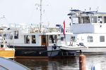 Loosdrecht 7 mei 2020
Jeroen Pauw op zijn boor met de naam buitenvrouw in de haven in Loosdrecht.