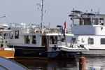 Loosdrecht 7 mei 2020
Jeroen Pauw op zijn boor met de naam buitenvrouw in de haven in Loosdrecht.