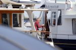 Loosdrecht 7 mei 2020
Jeroen Pauw op zijn boor met de naam buitenvrouw in de haven in Loosdrecht.