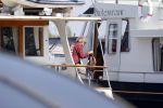 Loosdrecht 7 mei 2020
Jeroen Pauw op zijn boor met de naam buitenvrouw in de haven in Loosdrecht.